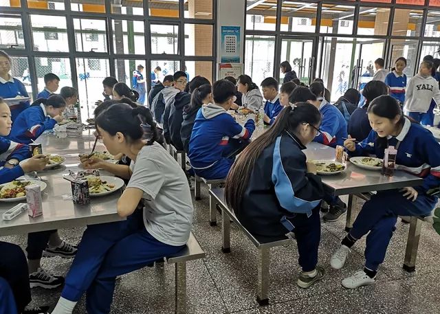 雨花區(qū)雅鏡中學(xué)的學(xué)生們在食堂吃中餐長沙晚報(bào)全媒體記者謝春年攝